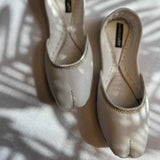 JootiShooti - White Zari Khussa