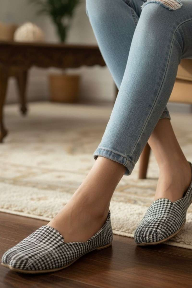 Hemo Handicraft - Strut Loafers - Khussa - Black & White